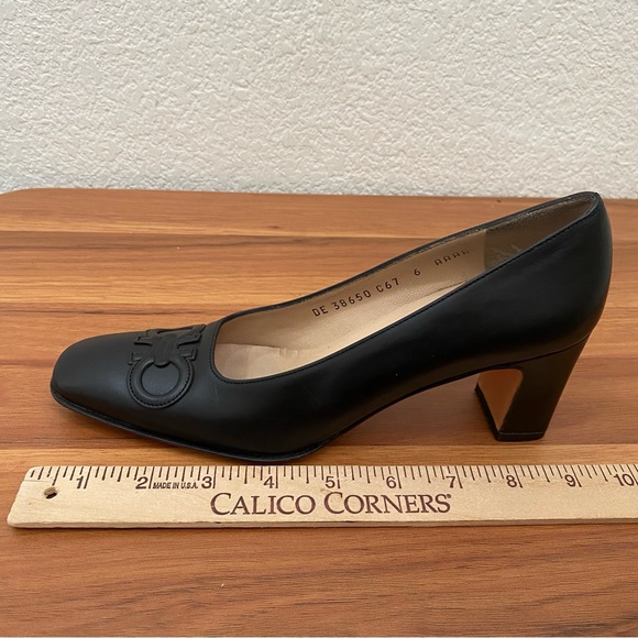 Vintage SALVATORE FERRAGAMO DE38650 Black Leather Logo Pumps Heels Size 6 AAAA - Picture 10 of 15